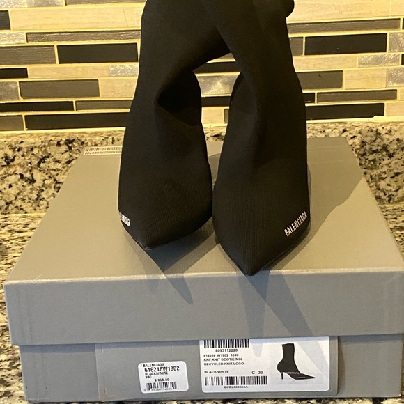 • Pointed Toe 
• 80mm arch 
Material: 100% polyester - Picture 5 of 5